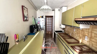 Кухиња; кухињски апарати, дрвени под, природно светло, модерни стил
