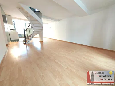 Küche; küchengeräte, holzboden, tageslicht, moderner stil