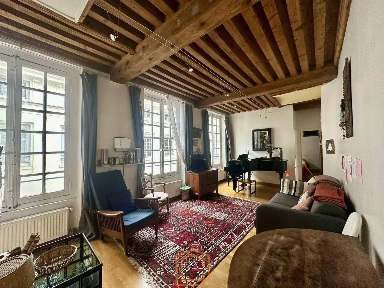 Soggiorno; pavimento in legno, luce naturale, stile moderno