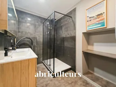 Cuisine; électroménager, parquet, lumière naturelle, style moderne