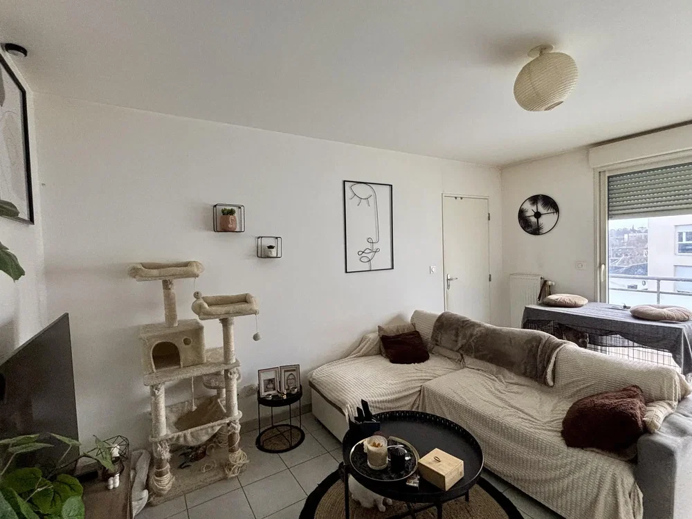 Keuken; keukenapparatuur, houten vloer, natuurlijk licht, moderne stijl