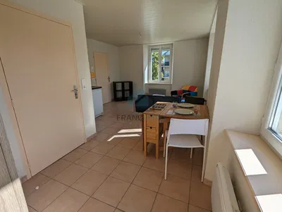 Cucina; elettrodomestici, pavimento in legno, luce naturale, stile moderno