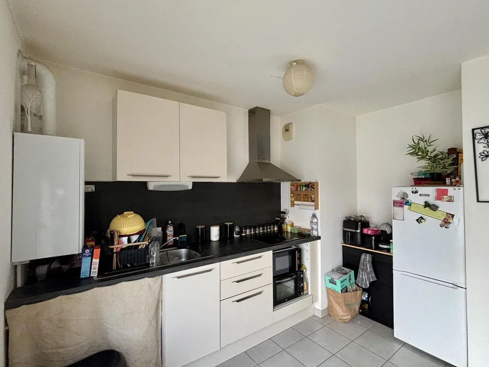 Keuken; keukenapparatuur, houten vloer, natuurlijk licht, moderne stijl