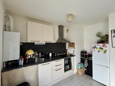 Keuken; keukenapparatuur, houten vloer, natuurlijk licht, moderne stijl