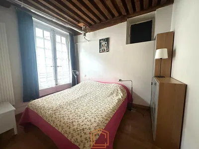 Cucina; elettrodomestici, pavimento in legno, luce naturale, stile moderno