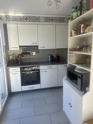 Cuisine; électroménager, parquet, lumière naturelle, style moderne