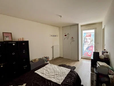 Keuken; keukenapparatuur, houten vloer, natuurlijk licht, moderne stijl
