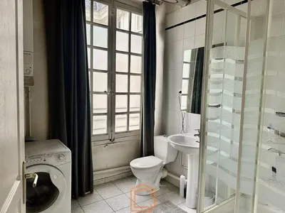 Soggiorno; pavimento in legno, luce naturale, stile moderno