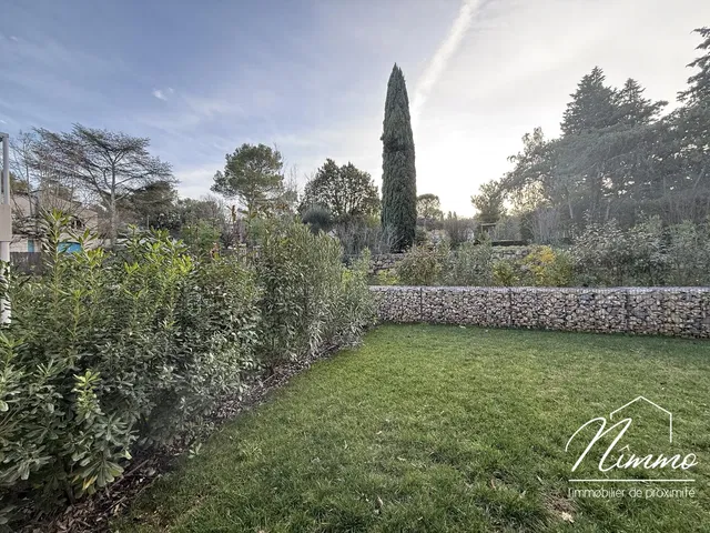 Кухня; кухненски уреди, дървен под, естествена светлина, модерен стил