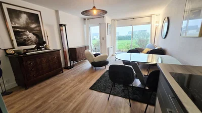 Kuhinja; kuhinjski aparati, drveni pod, prirodno svjetlo, moderni stil
