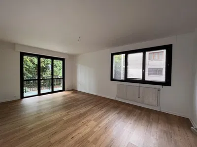 Cuisine; électroménager, parquet, lumière naturelle, style moderne