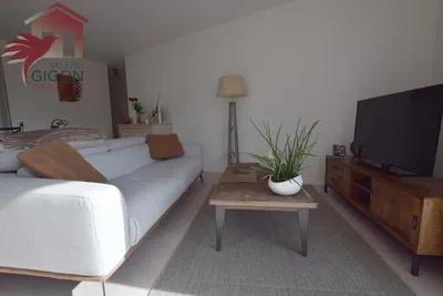 Salon; parquet, lumière naturelle, style moderne