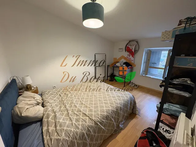 Woonkamer; houten vloer, natuurlijk licht, moderne stijl