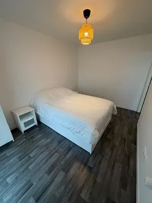 Wohnzimmer; holzboden, tageslicht, moderner stil