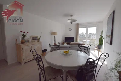 Salon; parquet, lumière naturelle, style moderne