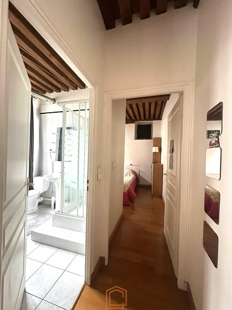 Cucina; elettrodomestici, pavimento in legno, luce naturale, stile moderno