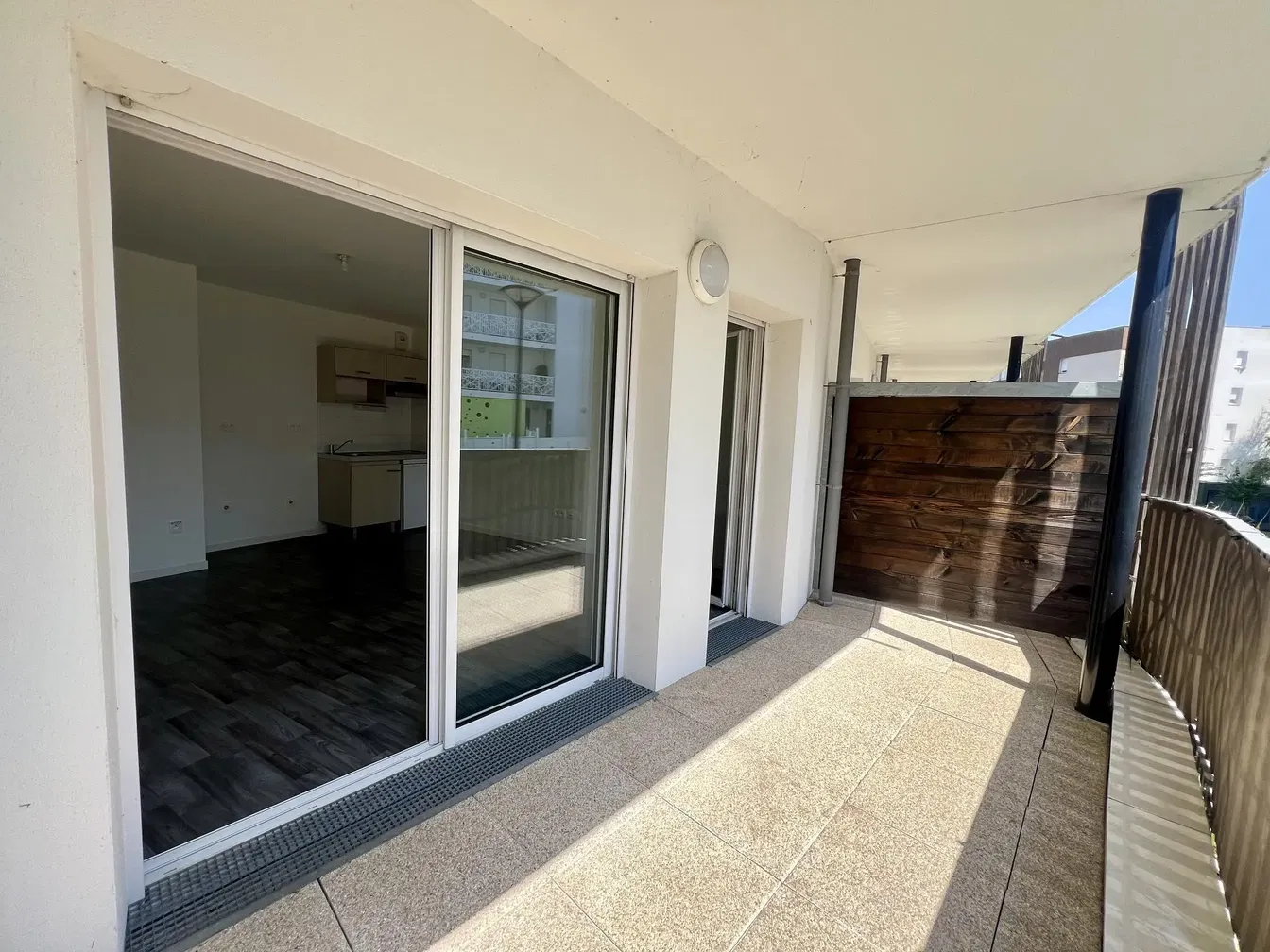 Küche; küchengeräte, holzboden, tageslicht, moderner stil