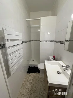 مطبخ; أجهزة المطبخ, أرضية خشبية, ضوء طبيعي, أسلوب عصري