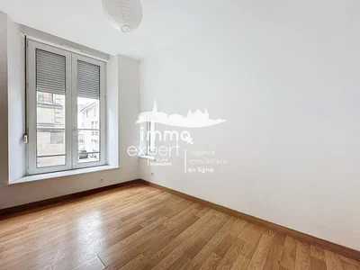 Oturma odası; ahşap zemin, doğal ışık, modern stil