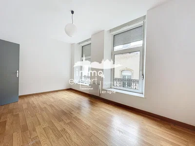 Mutfak; mutfak aletleri, ahşap zemin, doğal ışık, modern stil