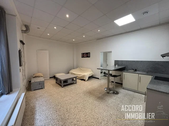 مطبخ; أجهزة المطبخ, أرضية خشبية, ضوء طبيعي, أسلوب عصري