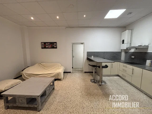 مطبخ; أجهزة المطبخ, أرضية خشبية, ضوء طبيعي, أسلوب عصري