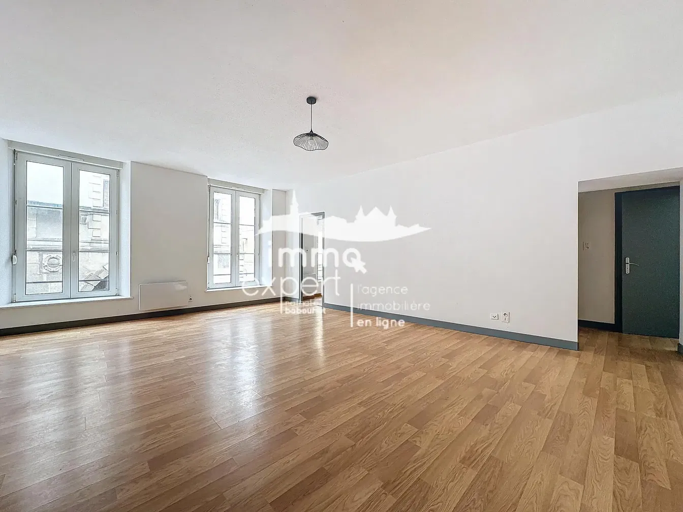 Salon; parquet, lumière naturelle, style moderne