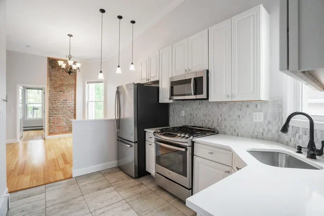 Cuisine; électroménager, parquet, lumière naturelle, style moderne