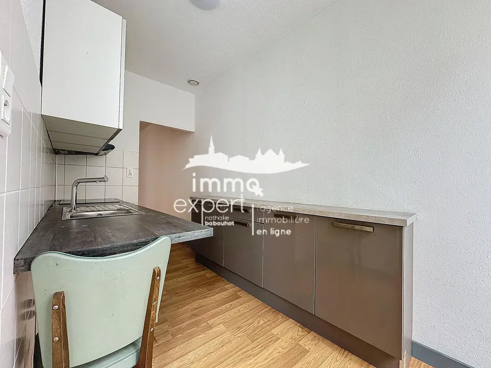 Cuisine; électroménager, parquet, lumière naturelle, style moderne