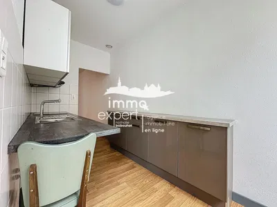 Cuisine; électroménager, parquet, lumière naturelle, style moderne