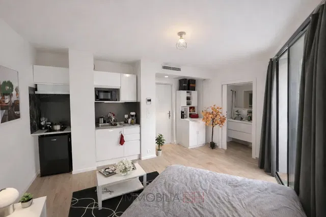 Κουζίνα; συσκευές κουζίνας, ξύλινο πάτωμα, φυσικό φως, μοντέρνο στυλ