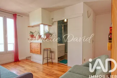 Κουζίνα; συσκευές κουζίνας, ξύλινο πάτωμα, φυσικό φως, μοντέρνο στυλ