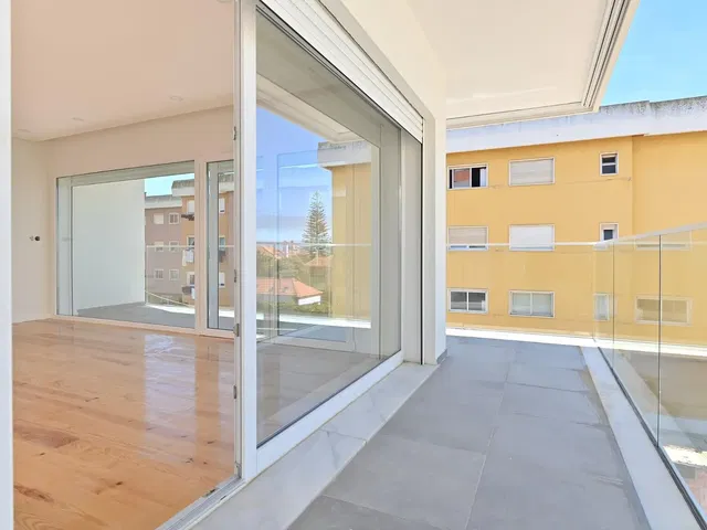 Κουζίνα; συσκευές κουζίνας, ξύλινο πάτωμα, φυσικό φως, μοντέρνο στυλ