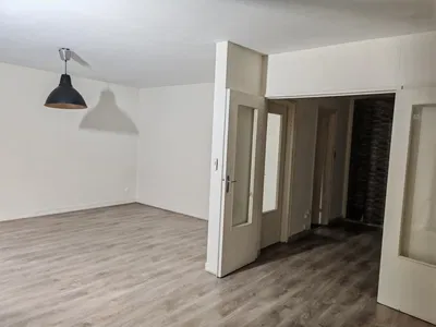 Cuisine; électroménager, parquet, lumière naturelle, style moderne