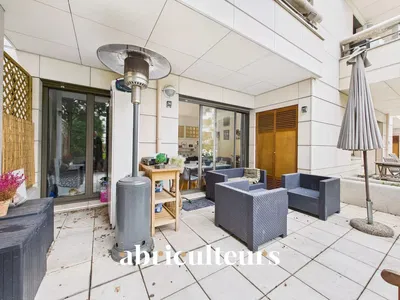 Salon; parquet, lumière naturelle, style moderne