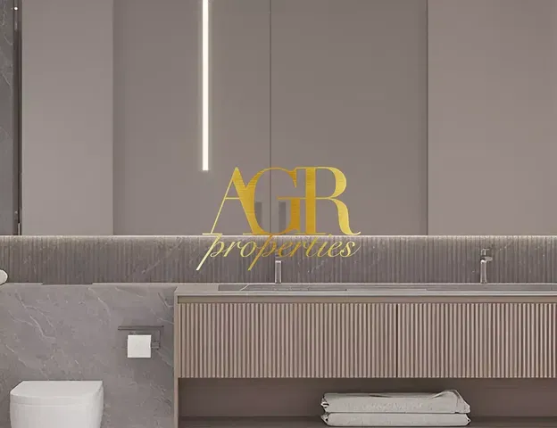 Kuchyně; kuchyňské spotřebiče, dřevěná podlaha, přirozené světlo, moderní styl