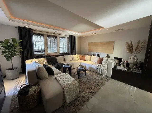 Küche; küchengeräte, holzboden, tageslicht, moderner stil