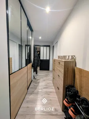 Cuisine; électroménager, parquet, lumière naturelle, style moderne