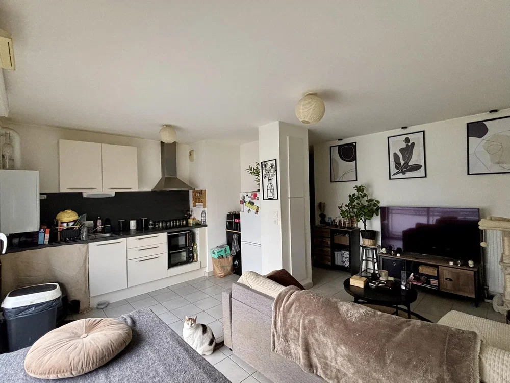 Keuken; keukenapparatuur, houten vloer, natuurlijk licht, moderne stijl