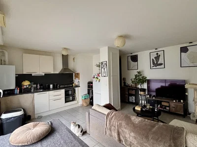 Keuken; keukenapparatuur, houten vloer, natuurlijk licht, moderne stijl