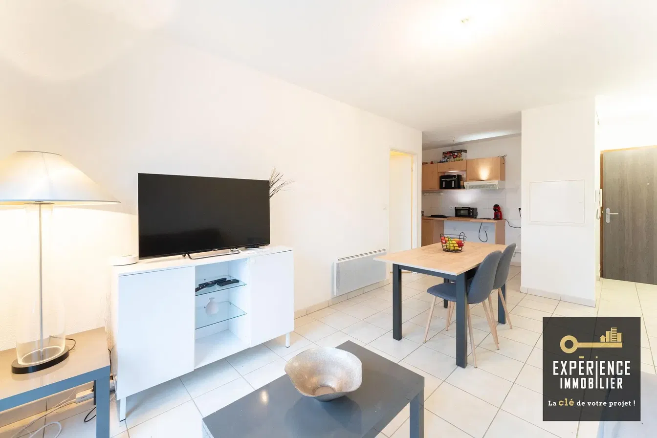 Cuisine; électroménager, parquet, lumière naturelle, style moderne