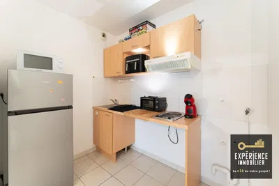 Cuisine; électroménager, parquet, lumière naturelle, style moderne