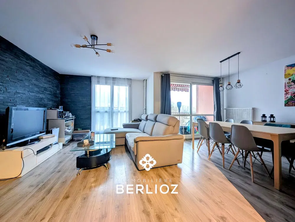 Cuisine; électroménager, parquet, lumière naturelle, style moderne