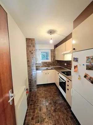 Cuisine; électroménager, parquet, lumière naturelle, style moderne