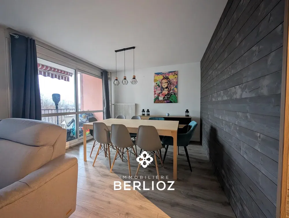 Cuisine; électroménager, parquet, lumière naturelle, style moderne