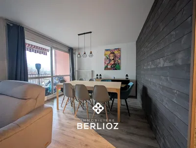 Cuisine; électroménager, parquet, lumière naturelle, style moderne