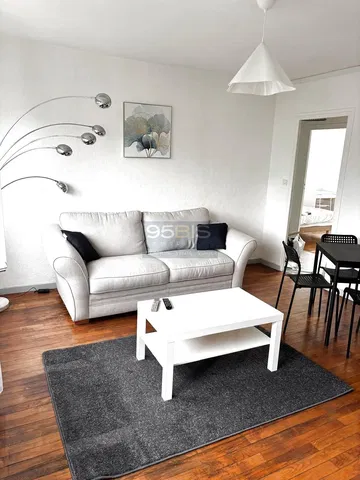 Cuisine; électroménager, parquet, lumière naturelle, style moderne