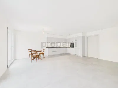 Cuisine; électroménager, parquet, lumière naturelle, style moderne