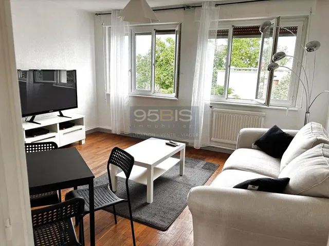 Cuisine; électroménager, parquet, lumière naturelle, style moderne