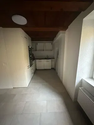 Küche; küchengeräte, holzboden, tageslicht, moderner stil